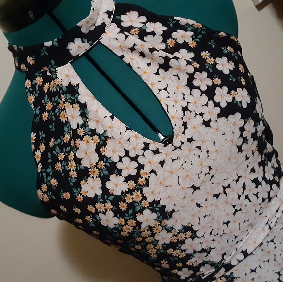 Halter dress - Picture 2 of 3